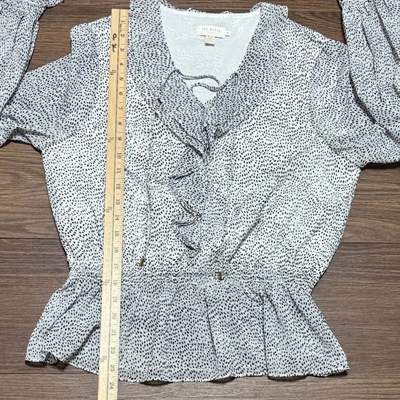 🔥🔥🔥Ted Baker Black and White Ruffled Tie Front Blouse Size: 4🔥🔥🔥 - Picture 4 of 7